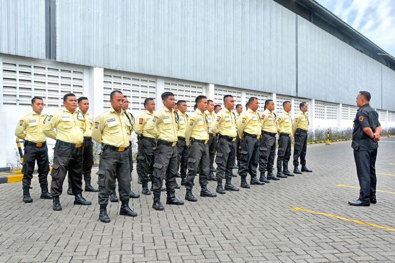 Barisan petugas security Sentinel Cakra Buana siap bertugas